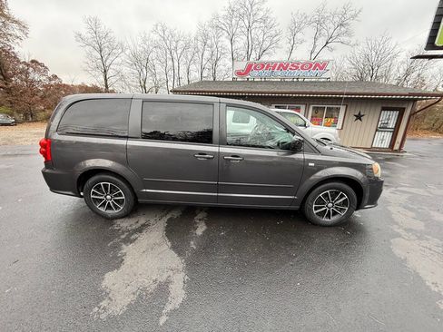 Used 2014 Dodge Grand Caravan SE image 2