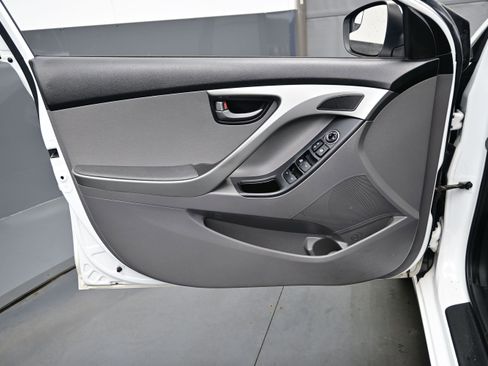 Used 2015 Hyundai Elantra SE FWD image 9