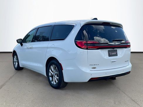 New 2026 Chrysler Pacifica Limited image 5