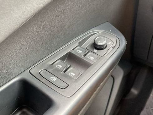 New 2026 Volkswagen Taos SE image 17