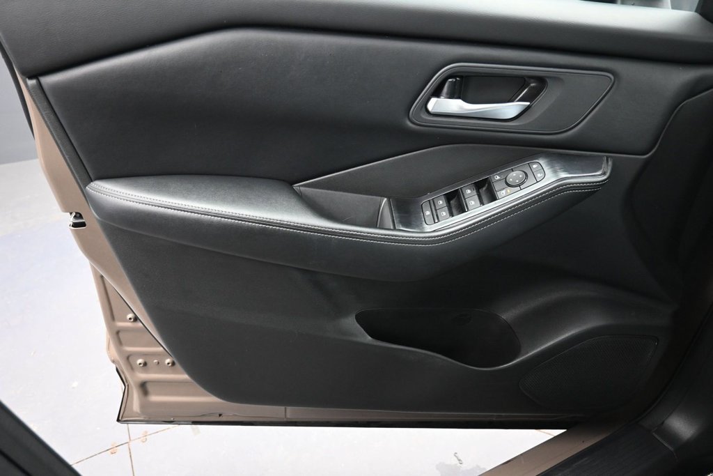 Used 2025 Nissan Rogue SV AWD/4WD image 16