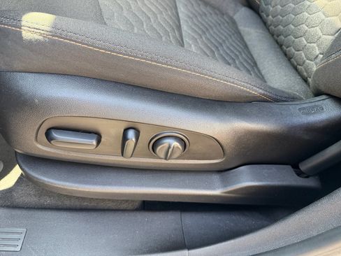 Used 2018 Chevrolet Equinox LT FWD image 14