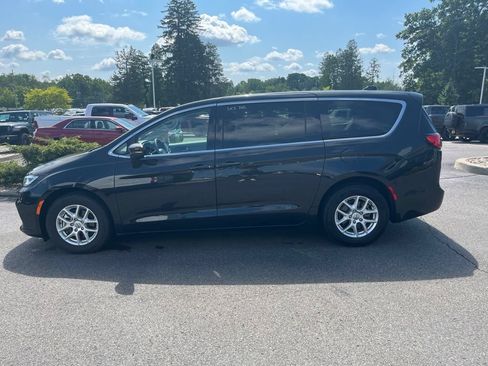 Used 2023 Chrysler Pacifica Touring-L FWD image 7