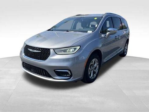 Used 2021 Chrysler Pacifica Limited AWD/4WD image 3