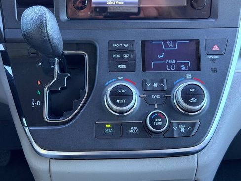 Used 2017 Toyota Sienna LE FWD image 27