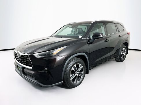 Used 2022 Toyota Highlander XLE image 3
