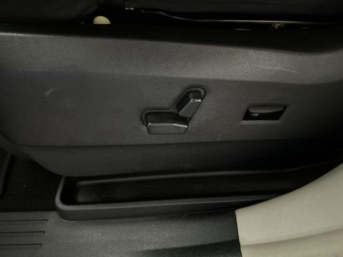 Used 2016 Chrysler Town & Country Touring FWD image 17
