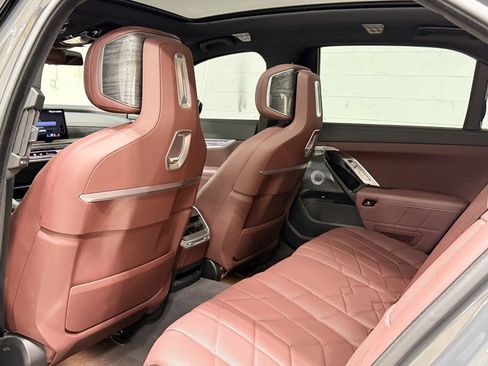 Used 2024 BMW i7 xDrive60 image 38