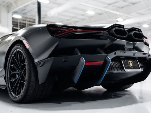 Used 2025 Lamborghini Revuelto image 27