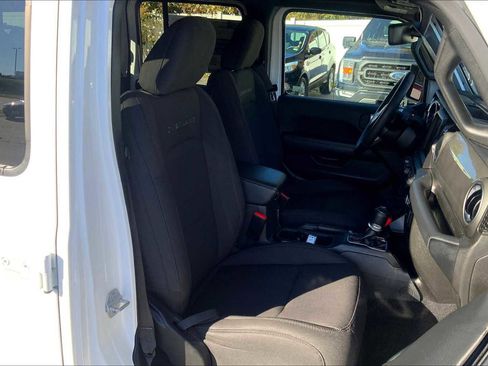 Used 2023 Jeep Gladiator Overland image 7