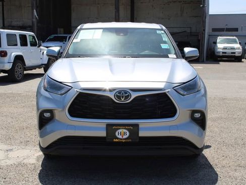 Used 2024 Toyota Highlander LE AWD/4WD image 2