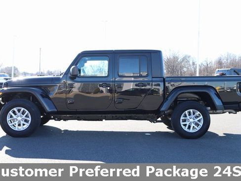 Used 2023 Jeep Gladiator Sport image 3