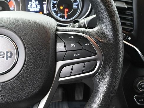 Used 2019 Jeep Cherokee Latitude w/ Popular Appearance Group image 29