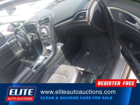 Used 2017 Ford Fusion SE w/ Fusion SE Technology Package image 9