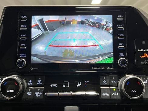 Certified 2022 Toyota Highlander XLE image 31