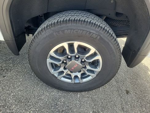 Used 2024 GMC Sierra 2500 SLE w/ SLE Value Package; image 9