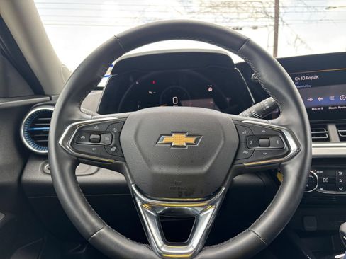 Used 2025 Chevrolet Trax LT w/ LT Convenience Package FWD image 22
