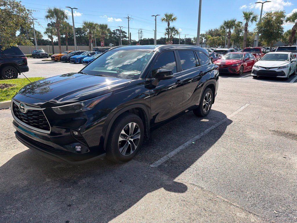 Used 2024 Toyota Highlander XLE FWD image 1