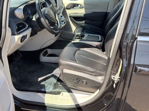 Used 2023 Chrysler Pacifica Touring-L FWD image 13