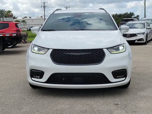 Used 2021 Chrysler Pacifica Touring-L w/ Premium & Safety Sphere Group FWD image 2