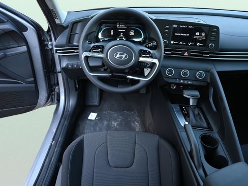 Certified 2025 Hyundai Elantra SE FWD image 12