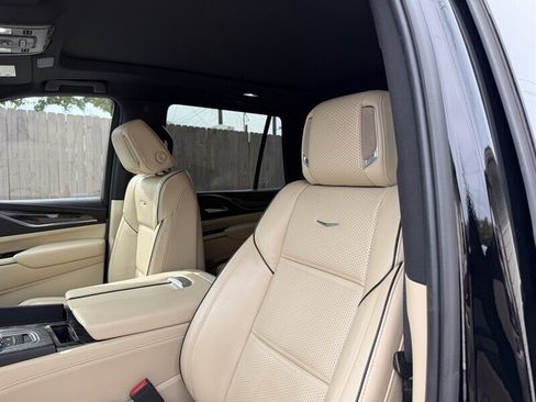 Used 2021 Cadillac Escalade Premium Luxury image 18