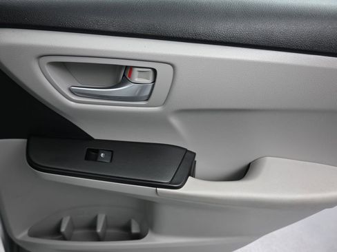 Used 2017 Toyota Camry LE image 34