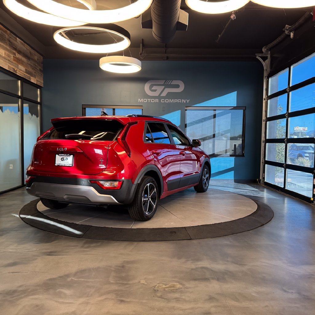 Used 2024 Kia Niro EX FWD image 3