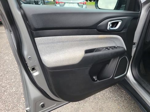 Used 2022 Jeep Compass Latitude FWD image 19