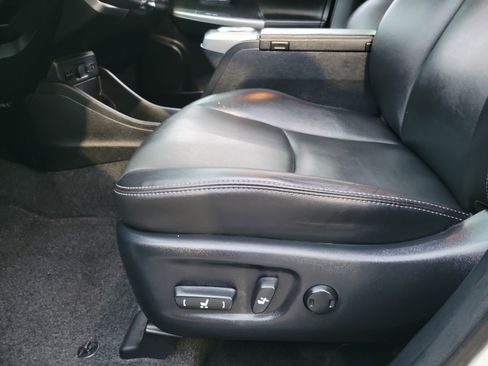 Used 2017 Toyota Prius V image 15