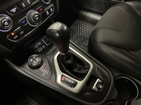 Used 2018 Jeep Cherokee Trailhawk w/ Cold Weather Group AWD/4WD image 39