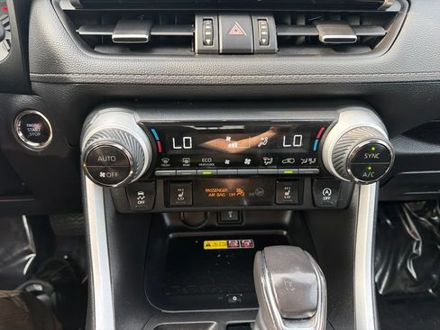 Certified 2022 Toyota RAV4 XLE Premium AWD/4WD image 31