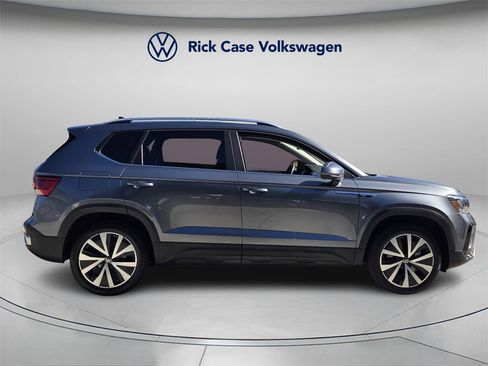 Used 2022 Volkswagen Taos SE w/ Driver Assistance Package image 3