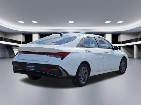 Used 2024 Hyundai Elantra SEL FWD image 4