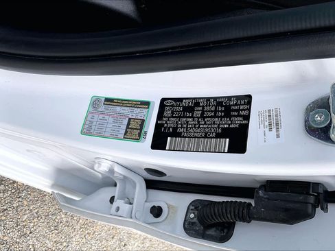 Used 2025 Hyundai Elantra SEL w/ Cargo Package FWD image 32