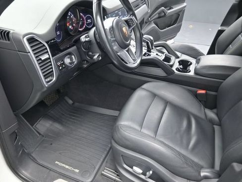 Used 2020 Porsche Cayenne AWD/4WD image 17