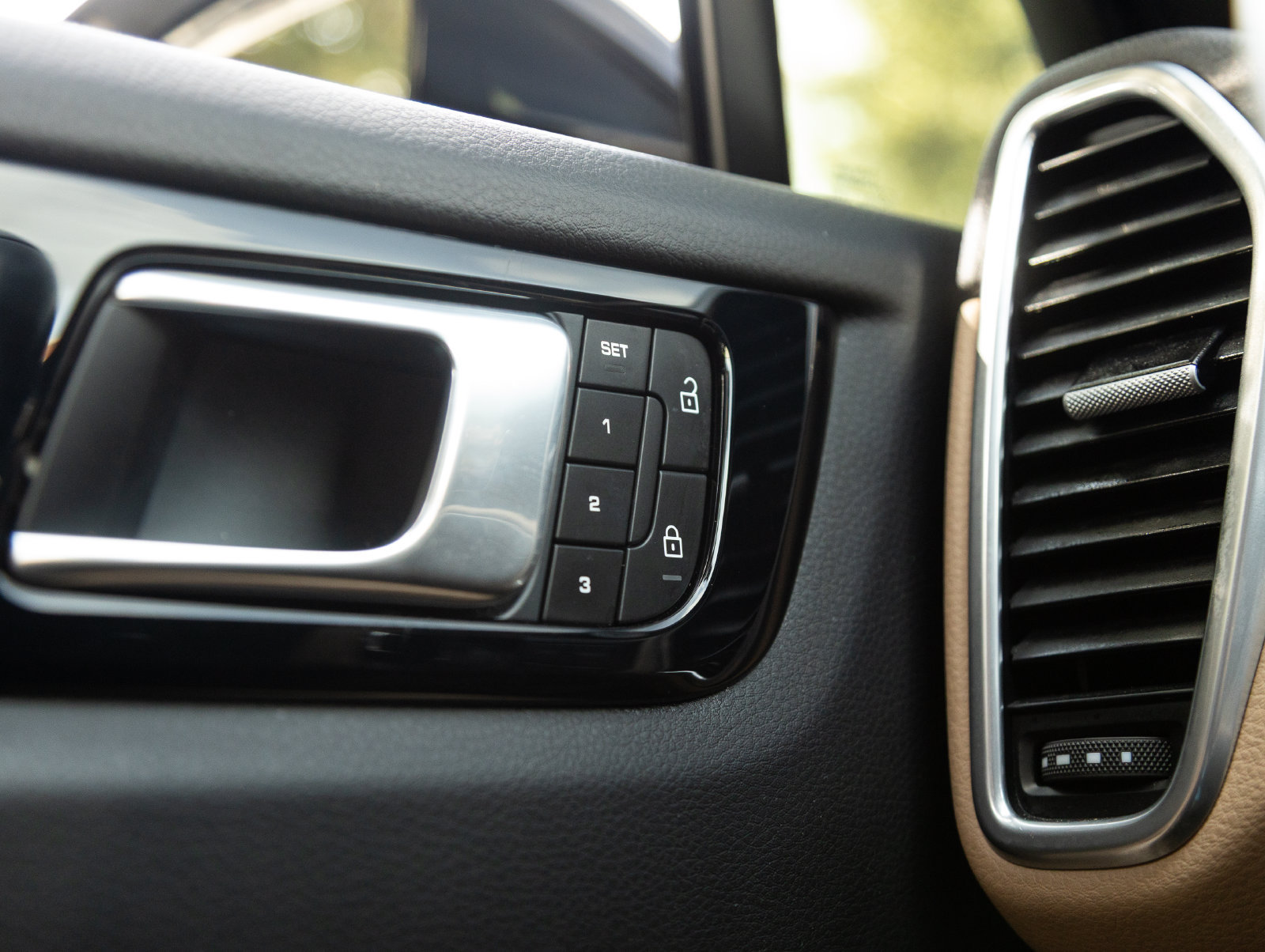 Certified 2023 Porsche Cayenne Coupe AWD/4WD image 18