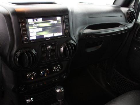Used 2017 Jeep Wrangler Unlimited Sahara AWD/4WD image 15