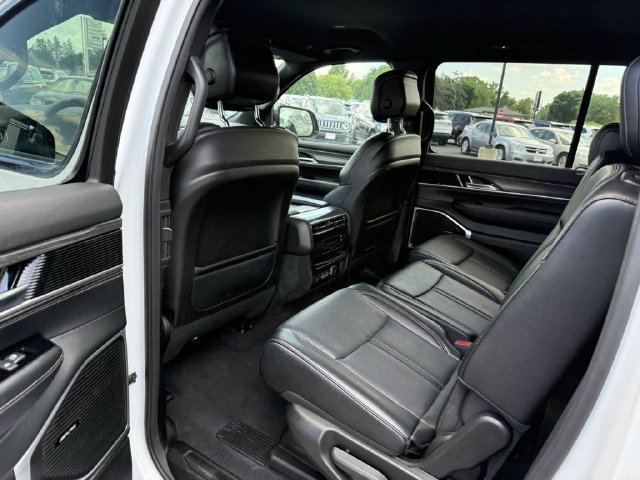 Used 2024 Jeep Wagoneer Series II w/ Flexible Seating Group AWD/4WD image 12