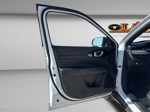 New 2026 Jeep Compass Latitude image 12