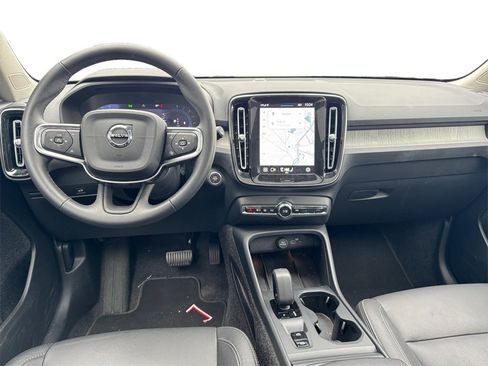 Certified 2025 Volvo XC40 B5 Core image 8