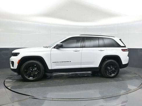 New 2025 Jeep Grand Cherokee Altitude AWD/4WD image 2