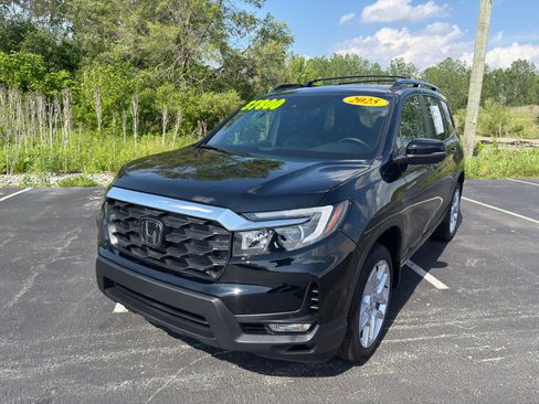 Used 2025 Honda Passport EX-L image 2