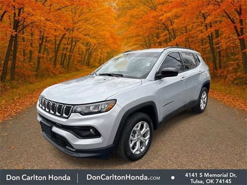Used 2024 Jeep Compass Latitude image 3