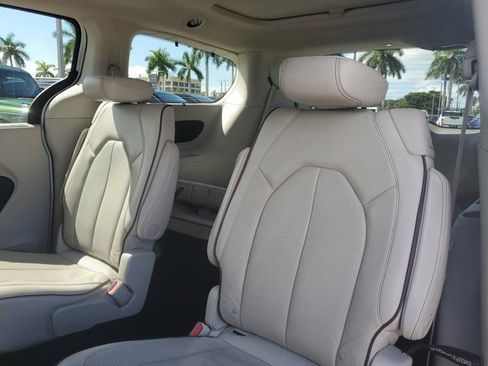 Used 2020 Chrysler Pacifica Limited image 16