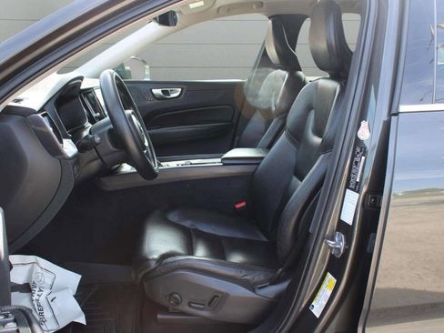 Used 2019 Volvo XC60 T5 Momentum w/ Multimedia Package image 12