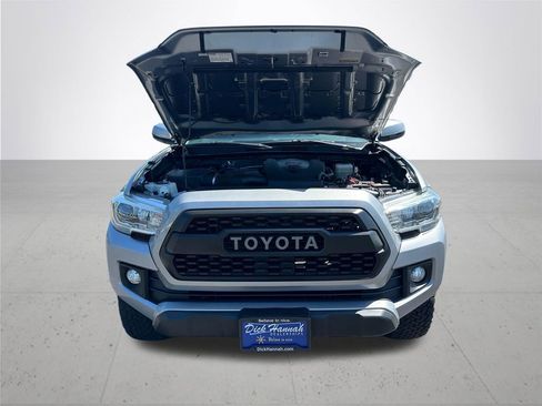 Used 2016 Toyota Tacoma TRD Off-Road w/ Premium & Technology Package AWD/4WD image 4