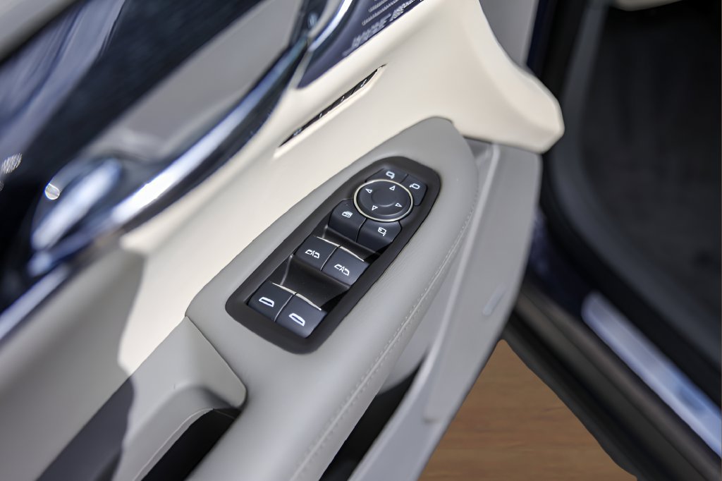 Used 2025 Cadillac XT6 Premium Luxury FWD image 24
