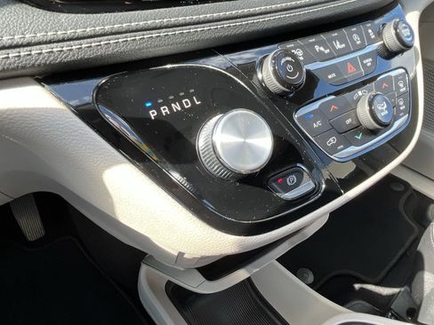 Used 2022 Chrysler Pacifica Touring-L w/ Uconnect Theater Family Group FWD image 24