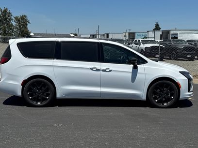 New 2027 Chrysler Pacifica Limited